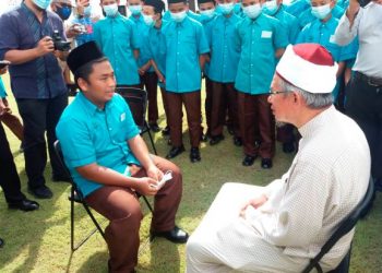 ZULKIFLI  Mohamad Al-Bakri beramah mesra dengan Muhammad Zaiim Wafi Zarlil, 15, pelajar Maahad Tahfiz Bayt Al-Ikhlas pertama yang berjaya menghafaz 30 juzuk al-Quran dalam tempoh 18 bulan ketika melawat ke sekolah tahfiz di Teluk Muroh, Lumut, hari ini.