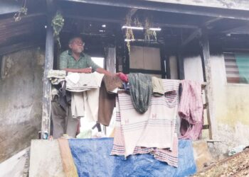 KEADAAN Zuhairi Mohd. Ibrahim Sulaiman yang tinggal di sebuah rumah sudah terbakar di Jalan Sungai Nibong, Teluk Intan. - UTUSAN/AIN SAFRE BIDIN