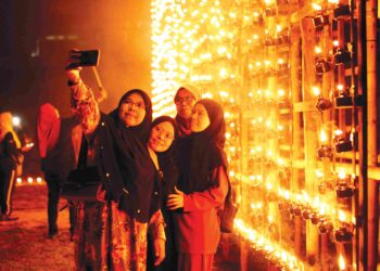 Pengunjung hadir melihat panjut gergasi bangunan Masjid Wilayah Persekutuan Kuala Lumpur yang dibina di Kampung Ribu, Padang Rengas. m semalam. – utusan/ MUHAMAD NAZREEN SYAH MUSTHAFA