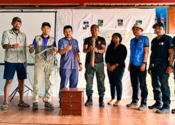 AZNI Rahman A. Wahid (empat dari kiri) bersama wakil agensi yang terlibat dalam operasi bersepadu di Hutan Belum-Temenggor menunjukkan kelongsong peluru dan beberapa peralatan berburu yang ditemukan pada penutup Operasi Bersepadu SMART di Pulau Tali Kail Tasik Banding, Gerik baru -baru ini. - UTUSAN/WAT KAMAL ABAS