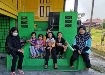 NURALLESYAZWANI Sofea Sofea Mohd. Azman (tengah) bersama enam adiknya ketika ditemui di Kampung Bahagia, Teluk Intan, Perak baru-baru ini. – FOTO/AIN SAFRE BIDIN