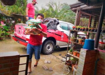 PASUKAN khidmat DAP Teluk Intan menghantar bantuan barang makanan kepada penduduk yang terjejas banjir di Teluk Intan baru-baru ini. - UTUSAN