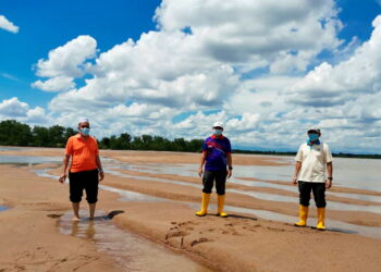 SAIDIN Shaari (tengah) ketika meninjau beting pasir yang terbentuk di muara Sungai Perak dekat Teluk Intan. - UTUSAN/AIN SAFRE BIDIN