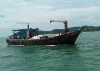 BOT kargo yang ditahan Agensi Penguatkuasaan Maritim Malaysia selepas nakhoda yang mengemudinya didapati tidak mempunyai lesen di kedudukan kira-kira 0.1 batu nautika dari barat Tanjung Batu Putih, Lumut.