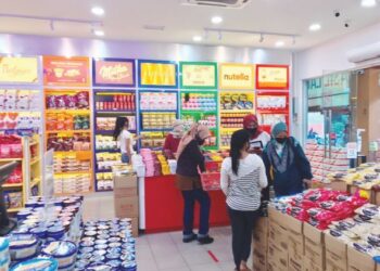 SUASANA pengunjung memilih coklat di sebuah kedai bebas cukai yang menjual coklat, minyak wangi dan perkakas dapur di Pulau Pangkor, Lumut, Perak, baru-baru ini. - UTUSAN/LIYANA RAMLI