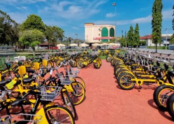 BASIKAL pintar yang disediakan untuk disewa kepada pelancong untuk mengelilingi bandar Teluk Intan, Perak. - FOTO/AIN SAFRE BIDIN