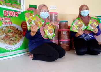 NUR Syazwani Amran (kiri) bersama adiknya menunjukkan produk ikan pekasam D'Rio yang diusahakan keluarga mereka ketika ditemui di Parit Gabis Atas,  Bagan Serai.  - UTUSAN/WAT KAMAL ABAS


BAGAN SERAI 9 OKTOBER 2021: NUR Syazwani Amran (kiri) bersama adiknya menunjukkan produk ikan pekasam D'Rio yang usahakan keluarga mereka ketika ditemui di Parit Gabis Atas,  Bagan Serai.  - PEMBERITA dan GAMBAR: WAT KAMAL ABAS