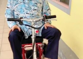 MOHD. Kazim Elias yang mengalami kesakitan bengkak kaki dan betis kiri terpaksa menggunakan skuter untuk bergerak di Pusat Pendidikan al-Barakah di Manjoi, Ipoh.  - UTUSAN/MEDIA SOSIAL