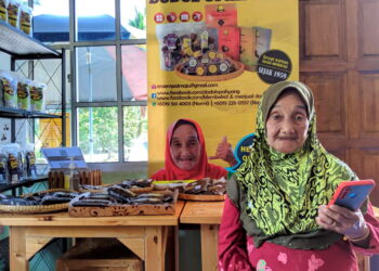 SAERAH Abdul Majid, 78, memanfaatkan platform media sosial  memasarkan dodol jualannya menerusi rakaman video yang dibuatnya sehingga menjadi tular. -UTUSAN/ MOHAMAD HAFIZI MOHD SAID