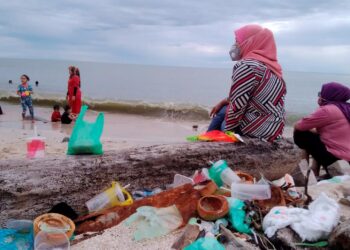 LONGGOKAN sampah  ditemukan di pantai Ban Pecah dekat Parit Buntar, Perak. - UTUSAN/WAT KAMAL ABAS