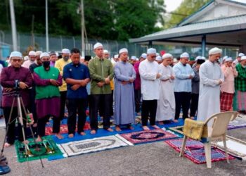 PENDUDUK menunaikan solat hajat dan solat sunat Istisqa memohon hujan di kawasan Tasik Bukit Merah dekat Bagan Serai semalam. - UTUSAN/WAT KAMAL ABAS