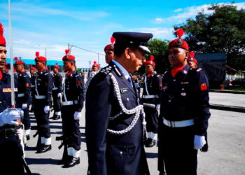 ZULKIFLI Abdullah memeriksa perbarisan kehormat pada Hari Terbuka AADK dan perasmian Pusat Rawatan Pemulihan Narkotik (PUSPEN)
Seri Iskandar di sini hari ini. -UTUSAN/ SHAARANI ISMAIL