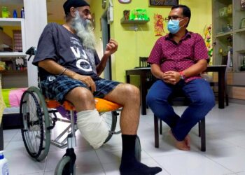 ZAINOL Fadzi (kanan) melawat bekas wartawan, Jaspal Singh yang baru menjalani pembedahan akibat kencing manis di rumahnya di Taman Suria  di Ipoh pada 24 Oktober 2020.