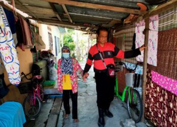 ROSLI Jumri menjaga ibunya, Selamah Etar di rumah mereka di Kampung Sungai Tunku, Teluk Intan. - UTUSAN/AIN SAFRE BIDIN