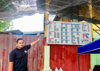 MOHAMAD Fikri Hakim Mohd. Alwi menunjukkan pusat cuci kereta miliknya di Parit, Perak yang sudah lebih dua minggu tidak beroperasi ekoran pelaksanaan PKP. - UTUSAN/MOHAMAD HAFIZI MOHD. SAID