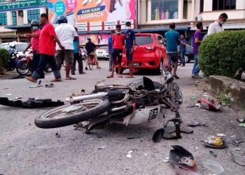KEADAAN motosikal Ridhwan Md, Saad, 22, yang meninggal dunia setelah terlibat dalam kemalangan di Jalan Siakap di Bagan Serai petang semalam. -UTUSAN/ WAT KAMAL ABAS