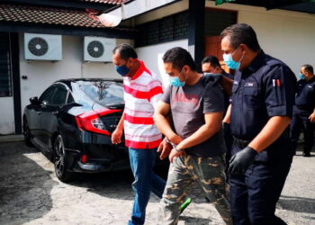 MUHAMMAD Waafi Azahari (tengah) dibawa keluar dari Mahkamah Majistret Parit, Perak selepas mengaku tidak bersalah atas tuduhan mencuri wang tabung sebuah surau di Batu Gajah. - UTUSAN/SHAARANI ISMAIL