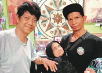 M. DAUD Kilau bersama peminatnya, Zahara Bakar di rumah penyanyi itu di  Kampung Sungai Balai dekat Bagan Datuk semalam. - UTUSAN/AIN SAFRE BIDIN