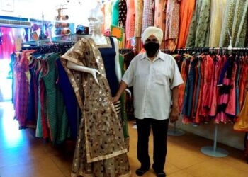 Kata Andar Singh Suba Singh, pelanggan begitu berhati-hati berbelanja untuk persiapan Deepavali di kedainya di Little India, Jalan Lahat, Ipoh. – UTUSAN/ZULFACHRI ZULKIFLI