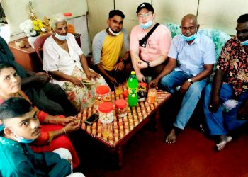LEE Ho Chu, 67, (dua dari kanan) bersama ahli keluarganya termasuk anak saudaranya, Lee Say Tea, 21, (tiga dari kanan) ketika merayakan Deepavali di Kampung Baru Langkap dekat sini hari ini. - GAMBAR AIN SAFRE BIDIN