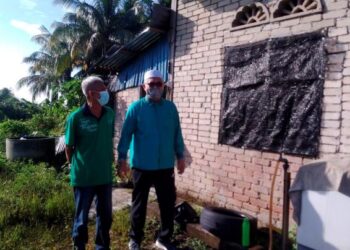 AZMAN Gani (kiri) menunjukkan keadaan rumah tumpang yang didiami bersama ahli keluarga kepada Razman Zakaria di Bagan Serai, Perak, hari ini. - FOTO/WAT KAMAL ABAS