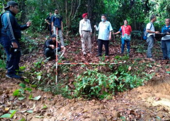 PENYELIDIK Jabatan Warisan Negara menanda kedudukan kubu perang  tapak bersejarah Perang Dunia Kedua iaitu  Pertempuran Kampar di Kampar, Perak baru-baru ini.