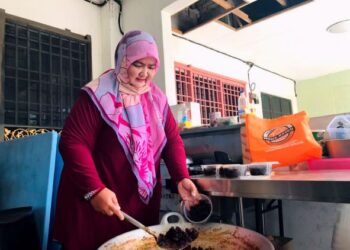 MASJIDAYANTI Nasution Abdullah Omar menyediakan tempahan daging dendeng di rumahnya di Halaman Meru Permai, Ipoh, Perak. – FOTO/LIYANA RAMLI