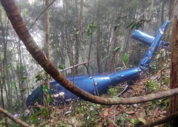 HELIKOPTER yang terhempas di kawasan pegunungan Brinchang berhampiran Tanah Rata di Cameron Highlands semalam.- Gambar CHINA PRESS