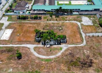 BEBERAPA individu dipercaya wakil syarikat melawat kawasan istana lama yang dibuka untuk bidaan bagi membuat penilaian di Teluk Intan. - UTUSAN/AIN SAFRE BIDIN