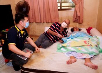 LOW Guo Nan (kiri) mengunjungi pasangan suami isteri, Chan Kwai Kee (tengah) dan Poon Kam Lin di Taman Hiburan, Ulu Kinta dekat Ipoh baru-baru ini. - UTUSAN/ZULFACHRI ZULKIFLI