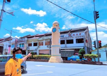FREDDIE Aziz Jasbindar menunjukkan jam besar Parit yang menjadi simbolik kepada kemerdekaan negara dan perpaduan rakyat di Parit. - UTUSAN/MOHAMAD HAFIZI MOHD. SAID