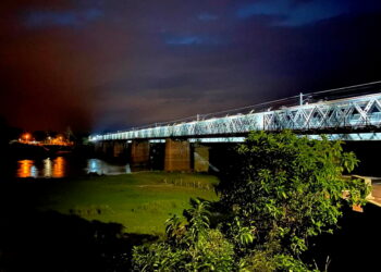 PEMANDANGAN indah Jambatan Victoria pada waktu malam bermandikan limpahan cahaya. - UTUSAN/ ZAKI SALLEH
