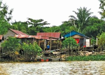 KEADAAN rumah setinggan yang dibina di tepi Sungai Perak. - UTUSAN/AIN SAFRE BIDIN