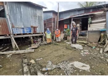 KEADAAN persekitaran rumah setinggan yang dibina di tepi Sungai Perak di Teluk Intan, Perak. – UTUSAN/AIN SAFRE BIDIN