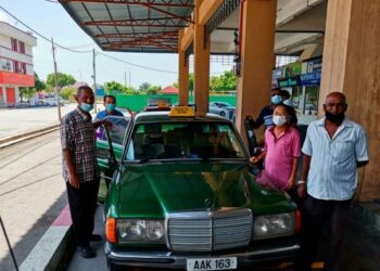 PEMANDU teksi menunggu penumpang di Terminal Bas Teluk Intan yang lengang disebabkan Perintah Kawalan Pergerakan (PKP). – UTUSAN/AIN SAFRE BIDIN