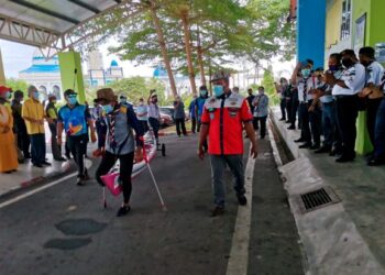 MOHD. Syukor Shahuji (kiri) tiba di Beting Beras Basah, Bagan Datuk pada Sabtu lalu selepas berjaya menamatkan ekspedisi berkayak di Sungai Perak secara solo sejauh 361 kilometer dari Tasik Banding di Hulu Perak. - UTUSAN/AIN SAFRE BIDIN