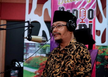 MOHD. Kazim Elias semasa bersiaran di Radio MBI di Ipoh, Perak, semalam.  - UTUSAN/ZULFACHRI ZULKIFLI