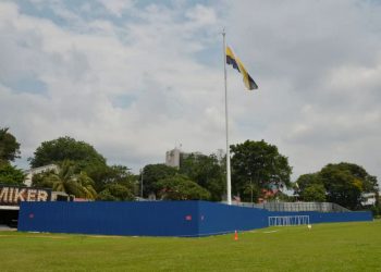 PIHAK kontraktor telah membina penghadang di kawasan yang bakal dibangunkan di Padang Ipoh  di sini termasuk sebahagian tangga batu Kelab Diraja Ipoh yang dibuka pada tahun 1895 ketika tinjauan hari ini. -UTUSAN/ZAKI SALLEH