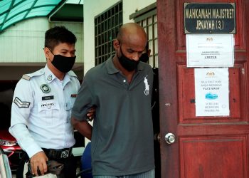 S. Jagaiyah dibawa keluar dari mahkamah setelah didenda RM10,000 dan sebulan penjara selepas mengaku bersalah menunggang motosikal dalam keadaan mabuk Jumaat lalu di Mahkamah Majistret Ipoh hari ini. -UTUSAN/ ZULFACHRI ZULKIFLI