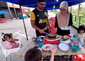 MOHD. Danel Jamalauddin makan secara dine-in bersama keluarganya di kawasan terbuka di sebuah restoran steamboat di Teluk Intan, Perak, baru-baru ini. - UTUSAN/AIN SAFRE BIDIN
