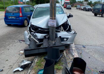 KEADAAN kereta Perodua Bezza yang terlibat dalam kemalangan di Kilometer 80.5, Jalan Ipoh-Kuala Lumpur berhampiran Pekan Sungkai di sini hari ini.-GAMBAR IHSAN PDRM