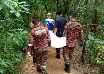 ANGGOTA bomba mengangkat  mayat lelaki yang meninggal dunia setelah mengadu penat selepas melakukan aktiviti rentas hutan di Bukit Kledang di Ipoh, hari ini. - Foto IHSAN JBPM
