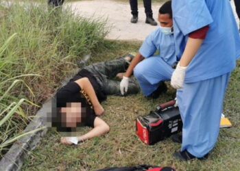 KEADAAN lelaki yang ditemukan mati dipercayai akibat serangan jantung di tepi jalan di Sitiawan, Perak. - SHAMSUL KAMAL AMARUDIN