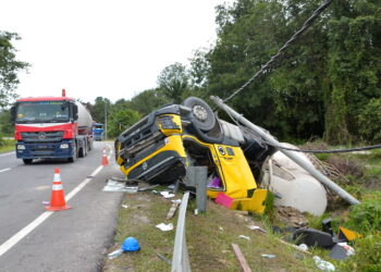 Keadaan treler yang terbabas  menyebabkan tiga beranak maut dalam kemalangan di Jalan Malim Nawar-Kota Bharu dekat Gopeng kelmarin. - UTUSAN/ZULFACHRI ZULKIFLI