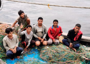 ANTARA nelayan asing yang diusir dari perairan Perak oleh Agensi Penguatkuasaan Maritim Malaysia (Maritim Malaysia) Perak di Pulau Jarak dekat sini baru-baru ini. - GAMBAR IHSAM MARITIM MALAYSIA