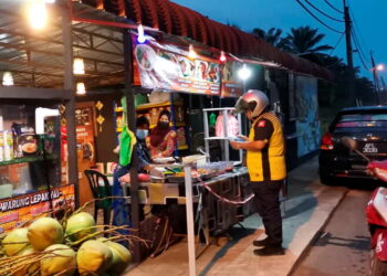 SUASANA di sebuah gerai makanan di Teluk Intan ketika pelanggan membeli sarapan setelah peniaga dibenarkan berniaga mulai pukul 6 pagi. - UTUSAN/AIN SAFRE BIDIN