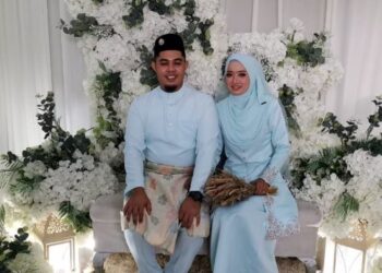 MUHAAD Hafizudin Thajudin dan Nor Aini Amran pada majlis perkahwinan mereka di Kampung Bahagia, Teluk Intan. – UTUSAN/AIN SAFRE BIDIN.