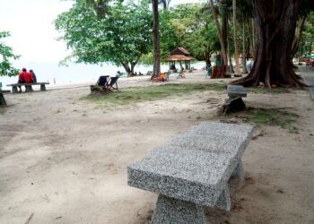 KEADAAN pantai Teluk Batik yang bersih tanpa sampah walaupun mula dikunjungi pelancong ketika tinjauan di Lumut hari ini. - UTUSAN/ZULFACHRI ZULKIFLI