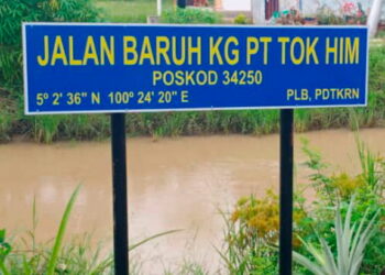 NAMA kampung Jalan Baruh Kampung Parit Tok Him yang salah kerana  sepatutnya Jalan Kampung Parit Tok Hin Baruh ketika tinjauan di sini semalam. -UTUSAN/ WAT KAMAL ABAS