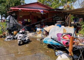 PERALATAN rumah penduduk yang terkena lumpur sungai semasa air pasang besar di  Kampung Bagan Ikan di Bagan Datuk, Perak. – UTUSAN/AIN SAFRE BIDIN